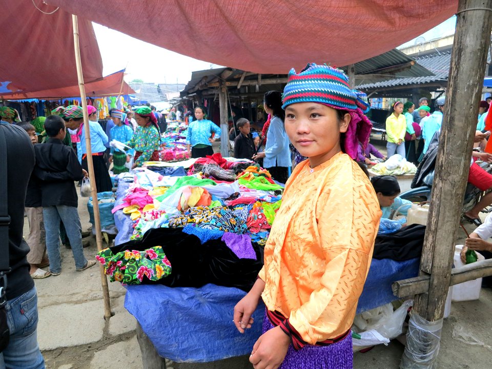 Sơn nữ trong phiên chợ vùng cao